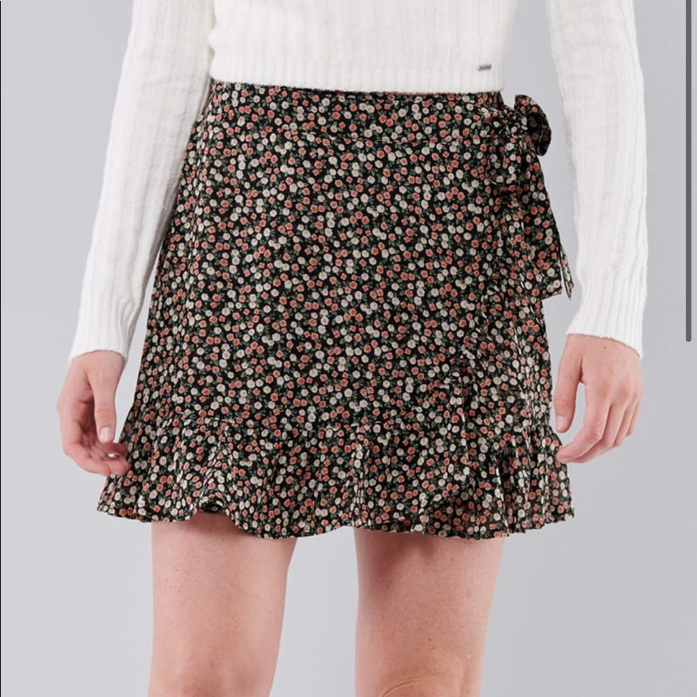 HOLLISTER CO. High-Rise Ruffle-Hem Skirt Floral Wrap Tie Waist Black Pink Multi